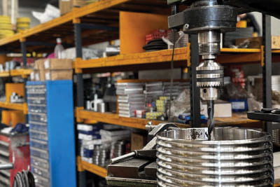 Industrial overhead crane with high lifting capacity