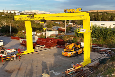 Portique bipoutre pour levage industriel extérieur